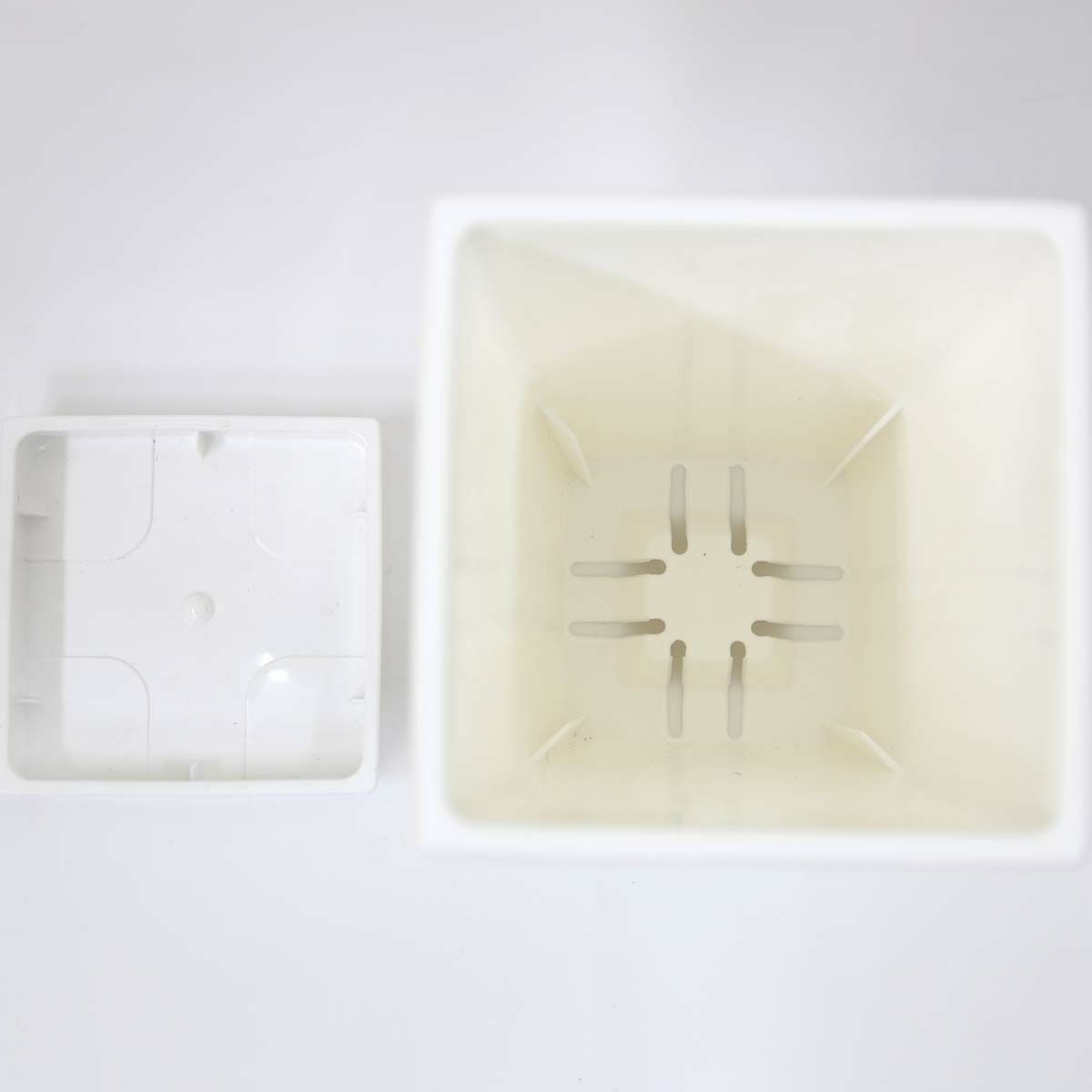 ホワイトスクエアプラスチック鉢 7号